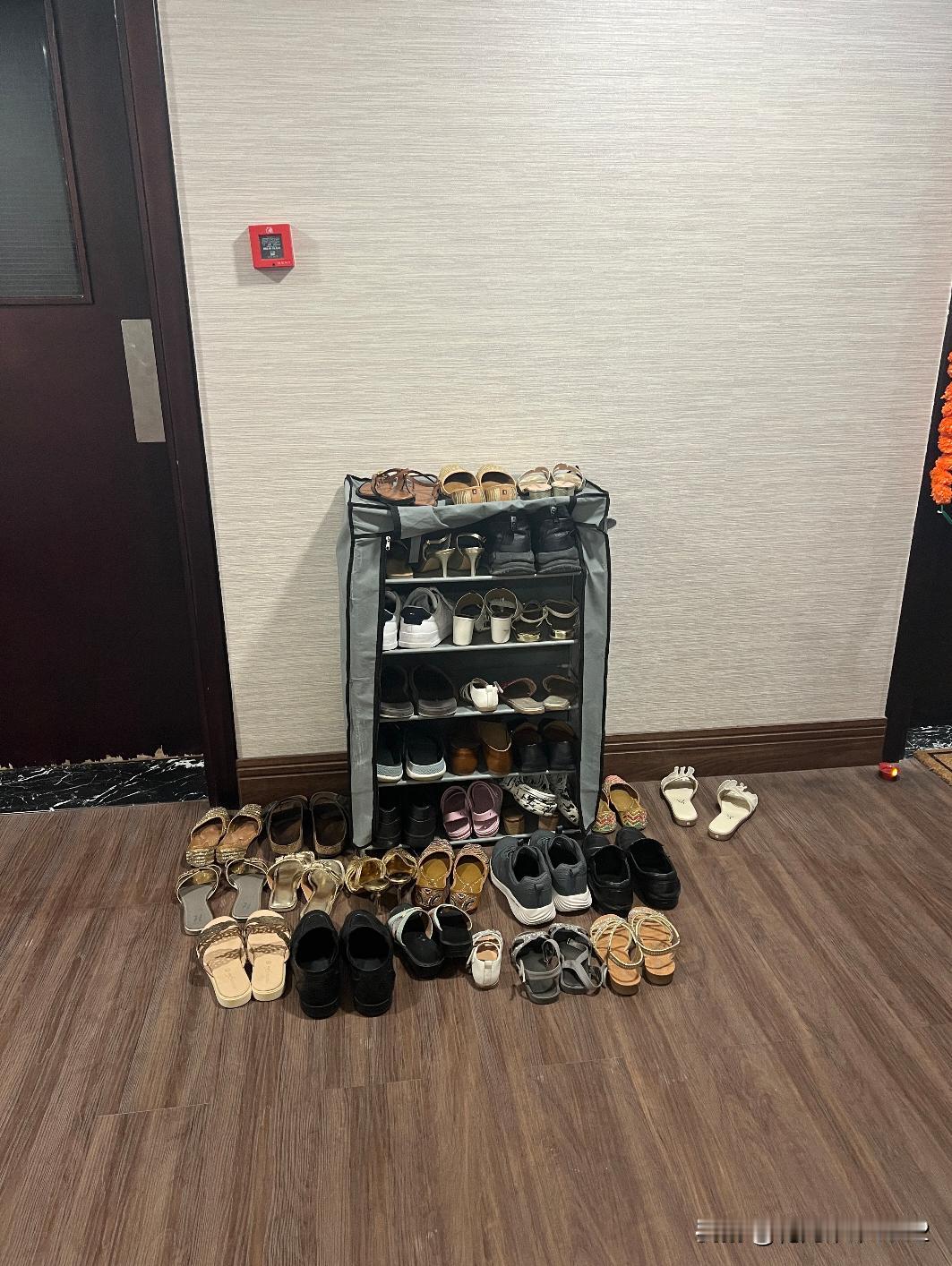 两居室里面进去了35个印度人。
印度的排灯节，我的印度邻居在招待他的亲戚朋友，专