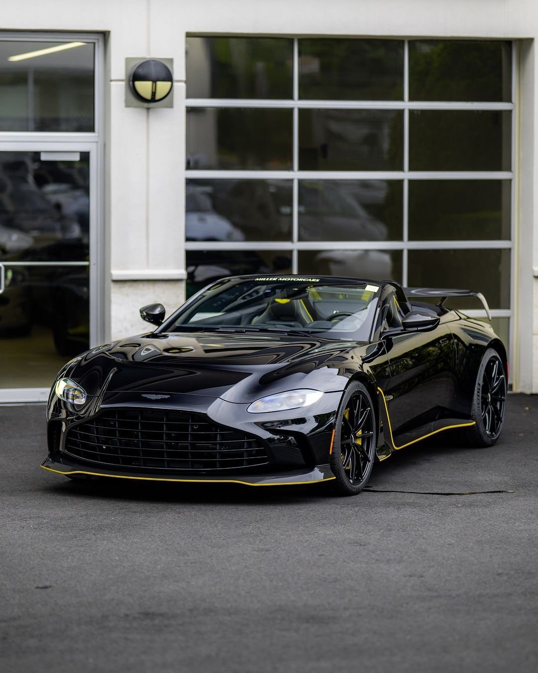 阿斯顿·马丁 V12 Vantage Roadster ​​​