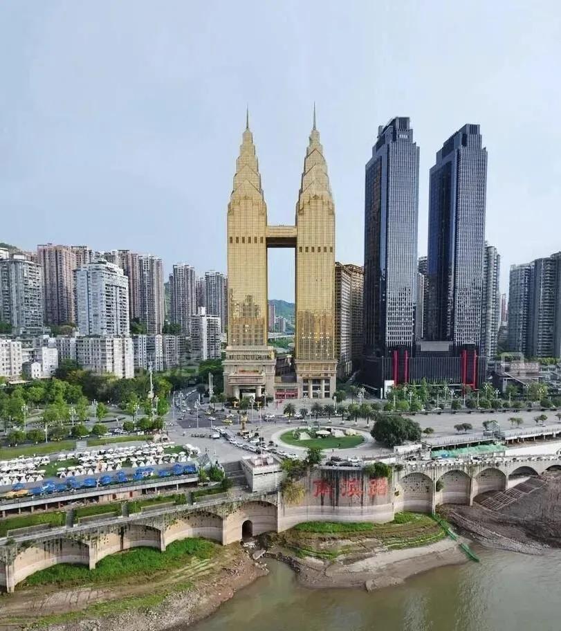 2025年的主要任务目标是稳楼市，稳股市，保汇率。

现在来看温柔是尤其的重要，