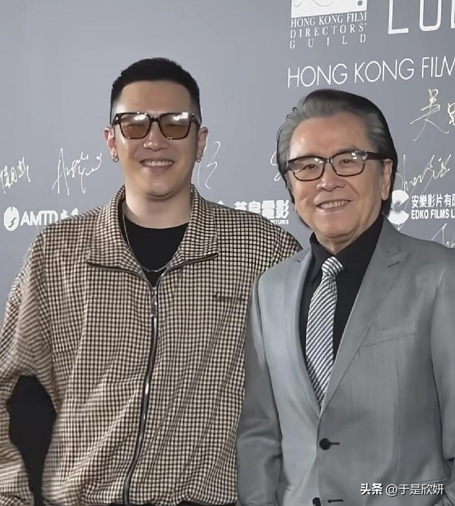 77岁的姜大卫，这位香港影坛的武侠传奇，近日罕见带着30岁儿子姜卓文亮相香港电影