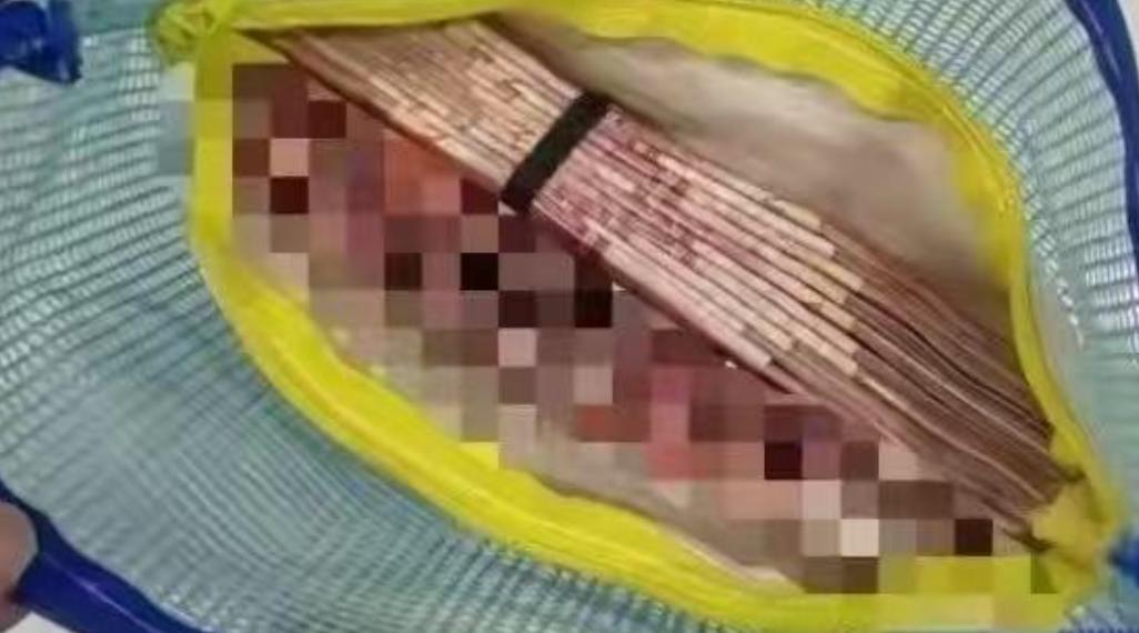 杭州，17岁女生在公厕发现一个文件袋，打开后大吃一惊，里面居然有大量现金！但小姑