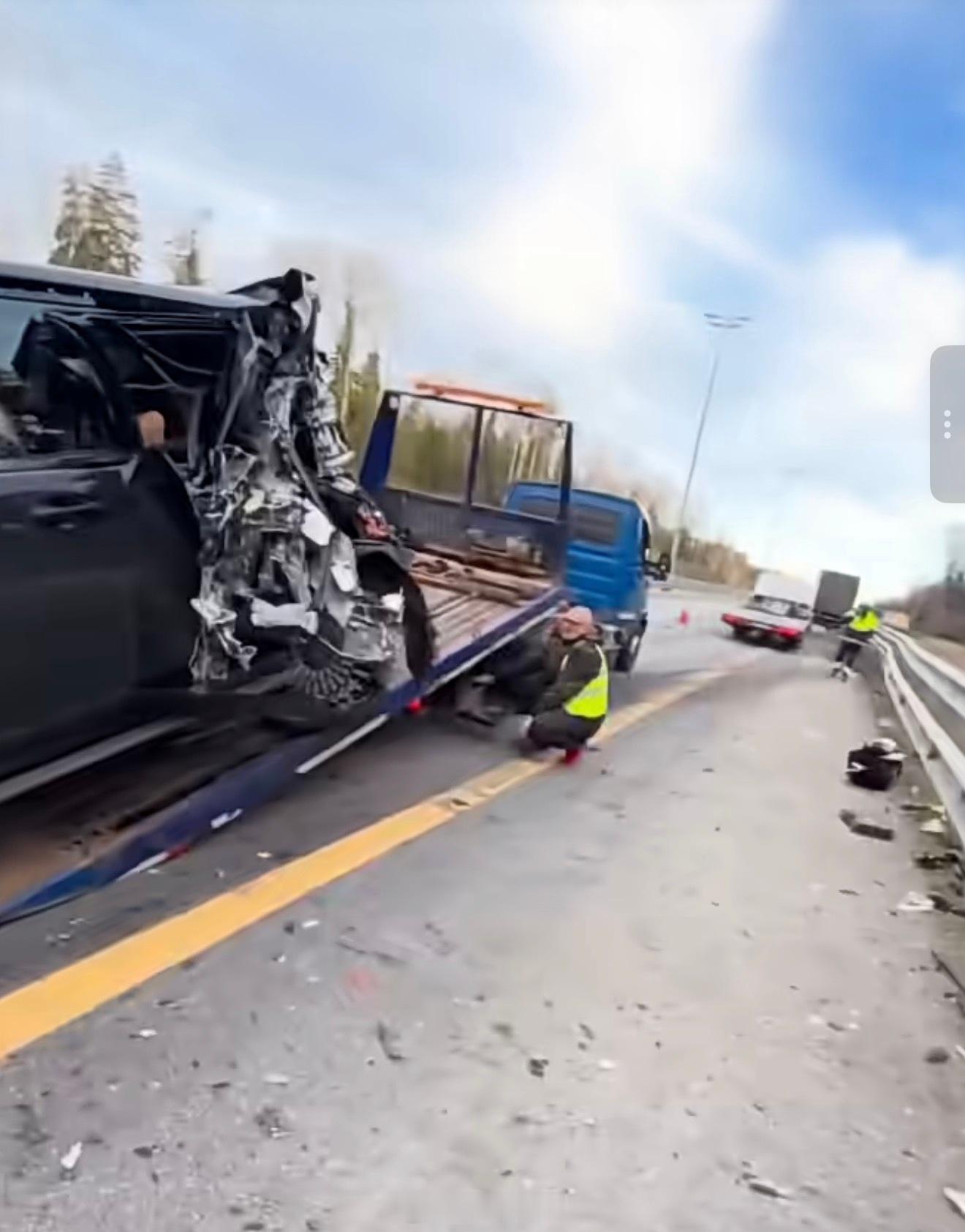 据说事发俄罗斯，百吨卡车追尾，三人受轻伤，车辆未起火 