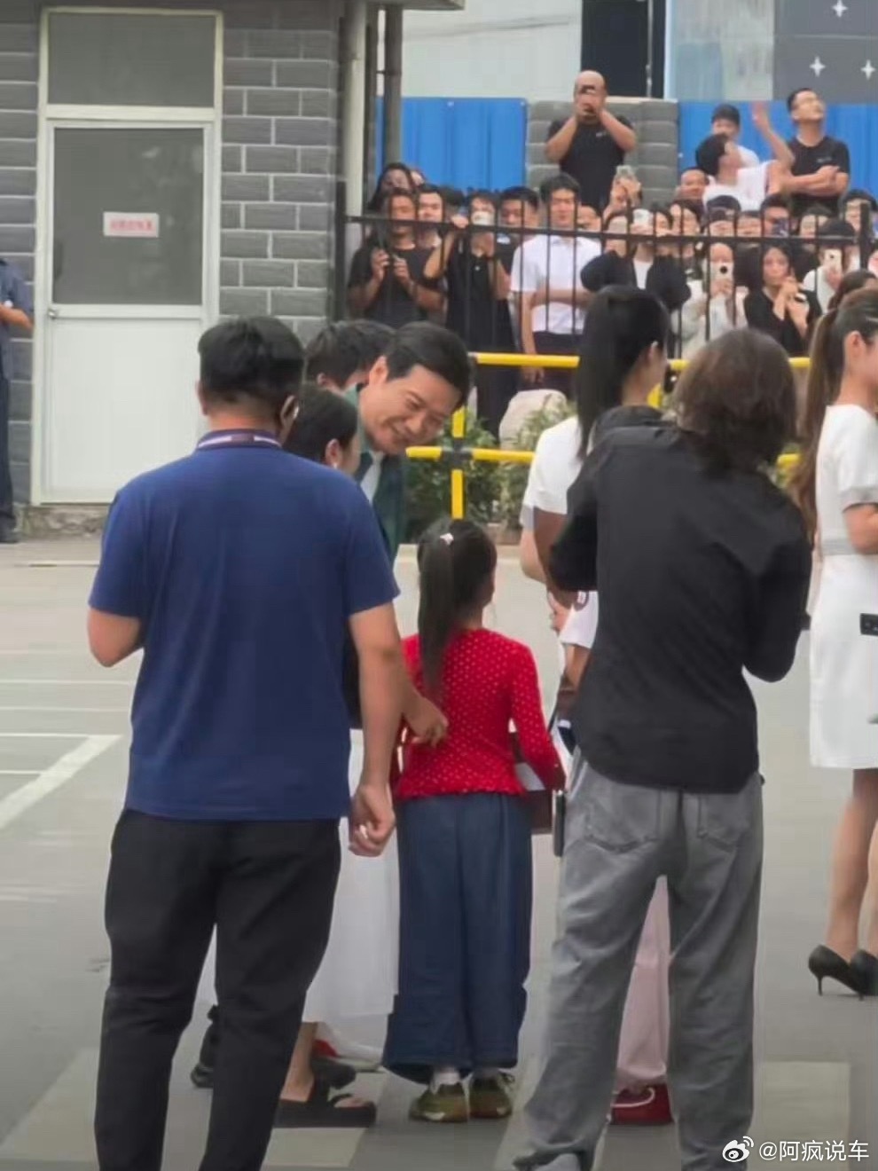 一把抱住自己的偶像雷军是什么感觉雷总真业内楷模，说实话，这么大的公司的一个老板，