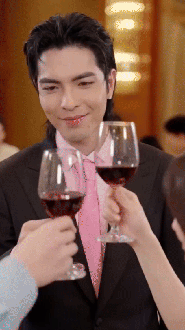 萧敬腾在千问下红包雨 线上派对中，摇晃的红酒杯在屏幕里摇曳。突然下雨原来是雨神萧