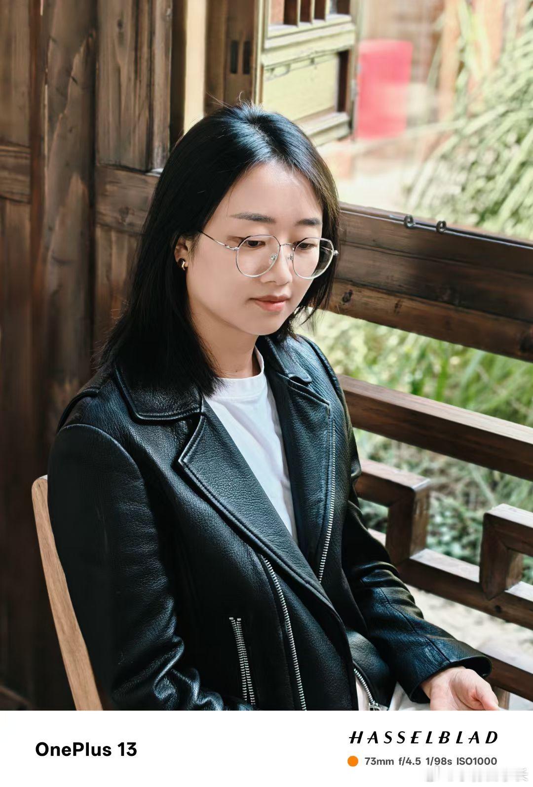 以后这个号让苗嫂来运营咋样？大家想看吗？这还是去年用一加13给她拍的一组照片。 