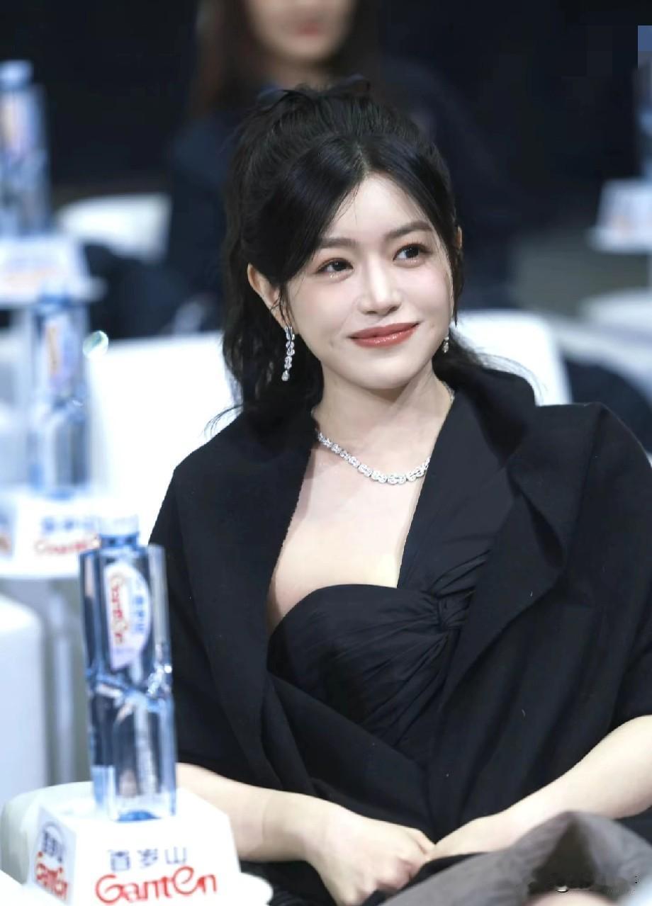 陈妍希的“松弛感”太绝了！这才是中年女星该有的样子💃陈妍希 

   没有过度