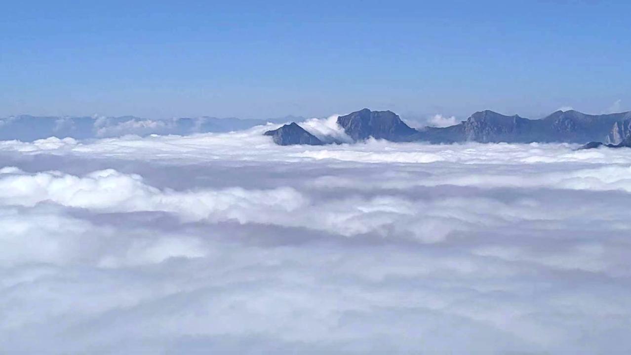 腊子口铁尺梁云海翻滚，山峰若隐若现。