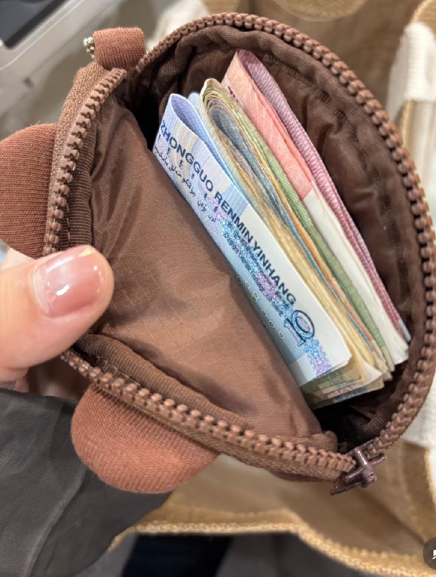 我的一个同事，老公因为经济问题，进去了，判了8年。
​​我和她逛街，她从来不使用