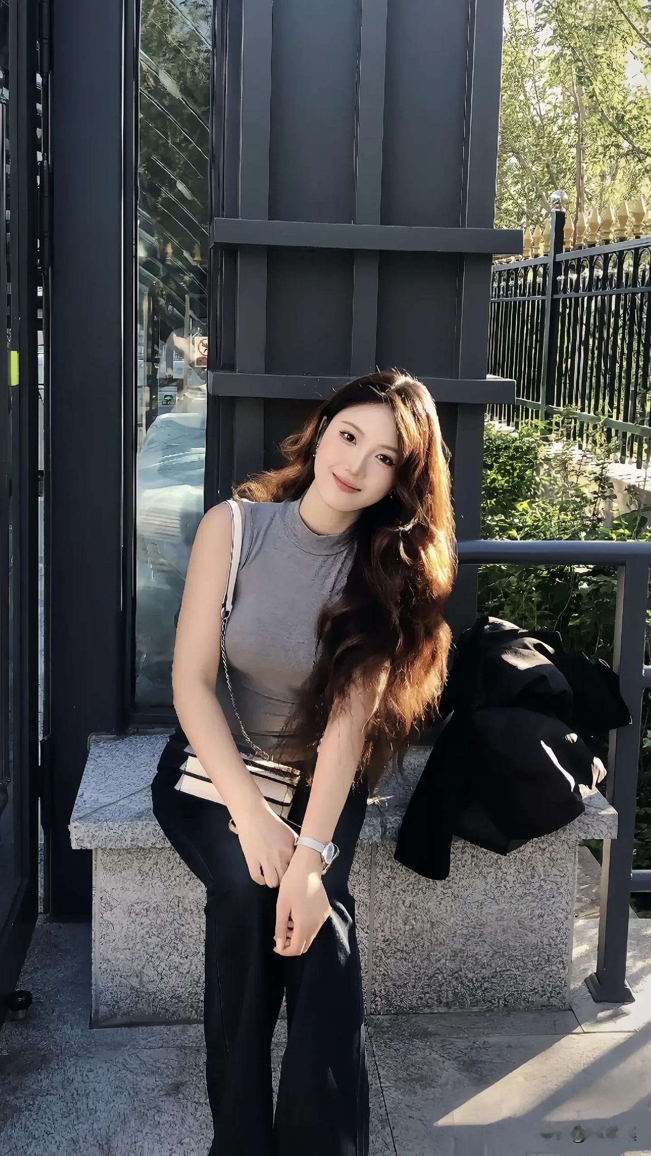 阳光下的慵懒午后，红发少女倚靠在石凳上，享受宁静时光。