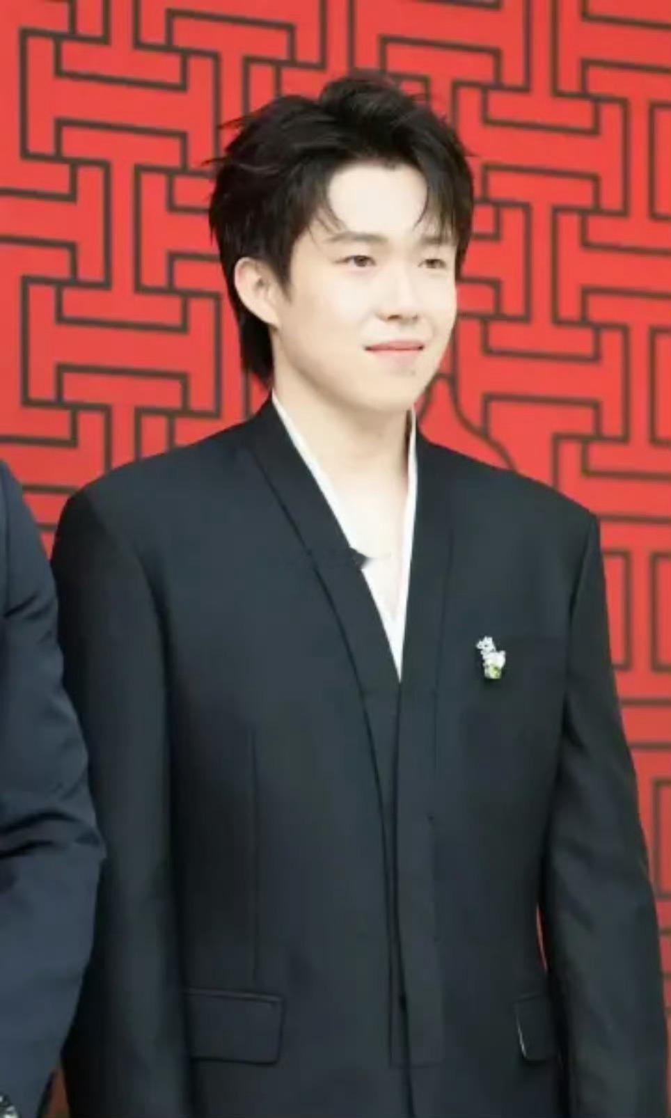 王楚钦这又是接商业广告了呗，穿西装真的超级超级超级帅。王楚钦亮相高级珠宝展路透