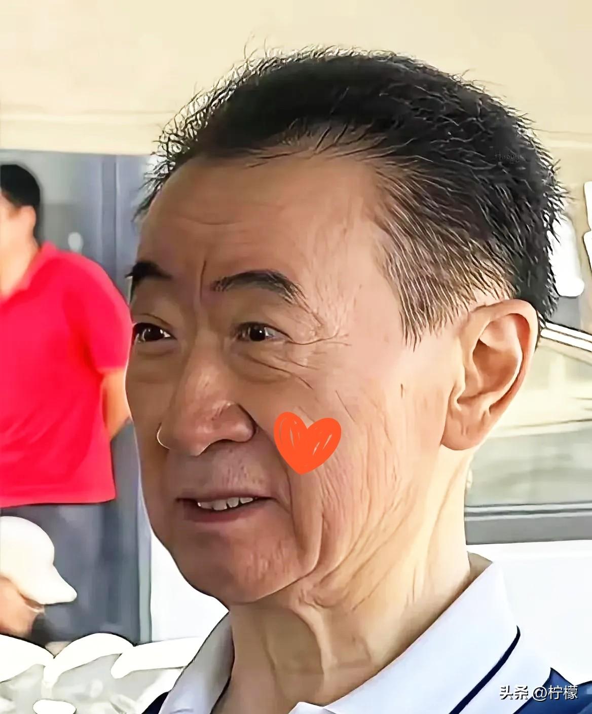 王思聪：咱家现在还有多少钱？
老王：放心，你一辈子都花不完。
王思聪：咱家还欠多