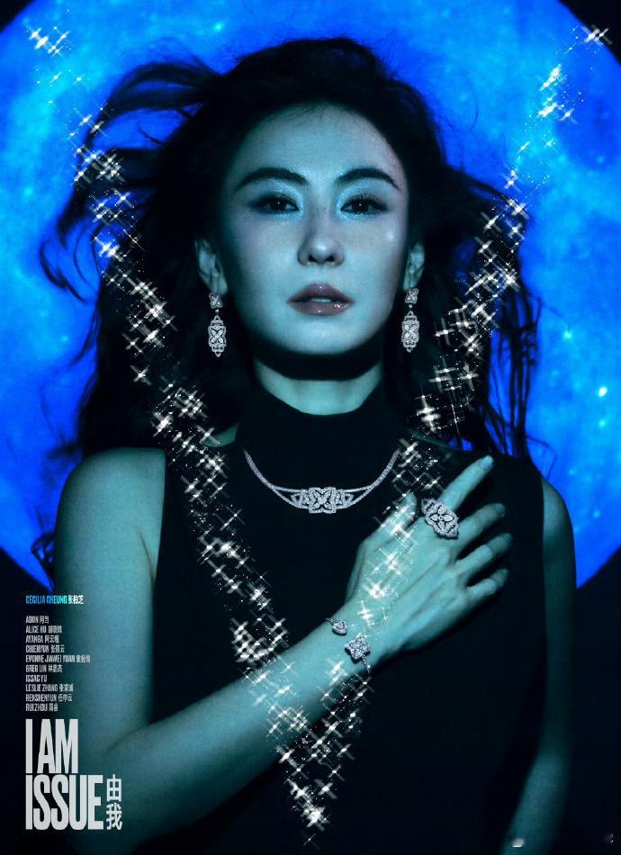 新杂志造型惊艳亮相，梦幻背景与精美服饰相得益彰，模特深邃眼神、冷艳气质尽显，令人