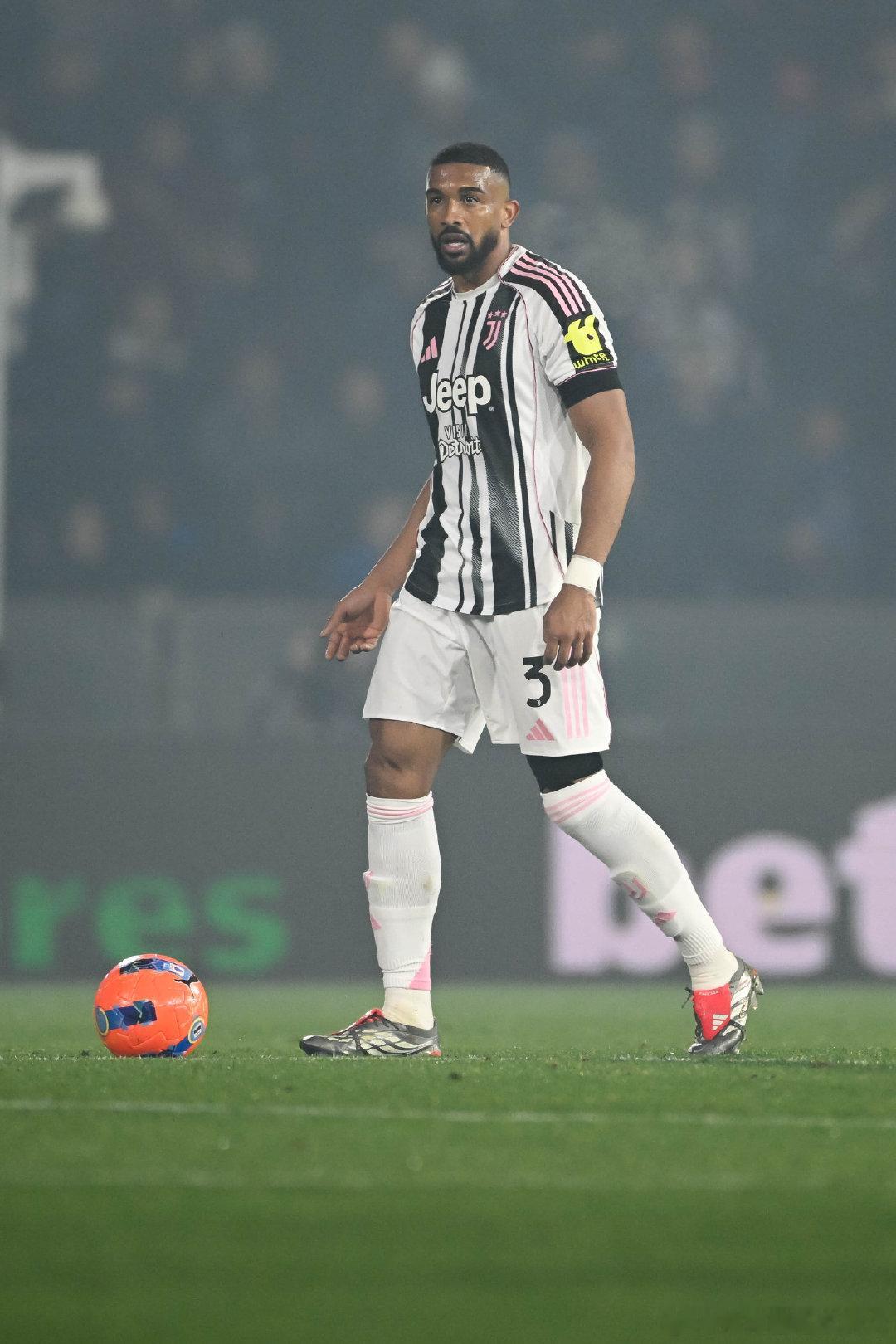 比萨vs尤文图斯 下半场比赛开始继续加油💪意甲联赛  cr：尤文图斯足球俱乐部