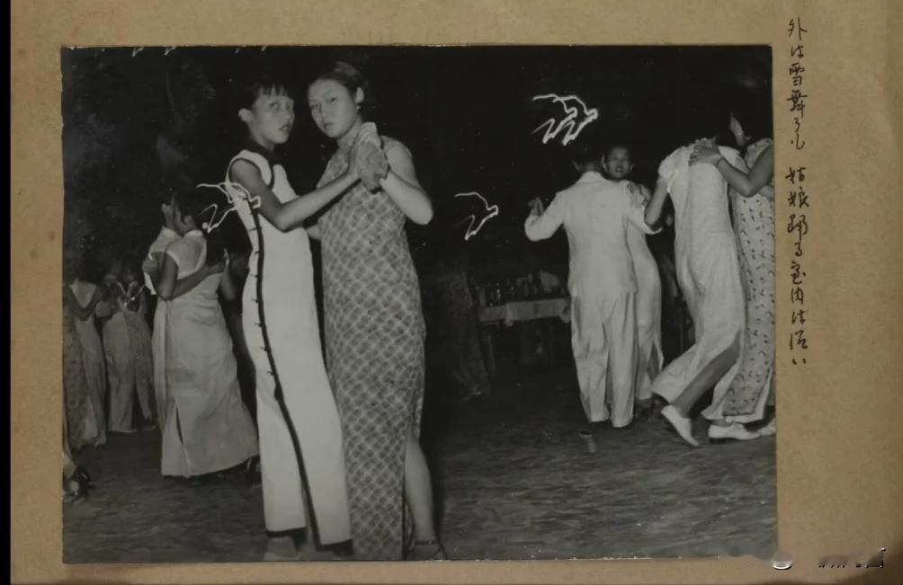 在日军刺刀和镜头下的惊恐女人——这是1938~1942年间的一幕，拍摄者叫柏原英