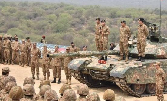 印度和巴基斯坦的冲突可能是一个阴谋！巴基斯坦70%的装备来自中国，美俄两国支持印