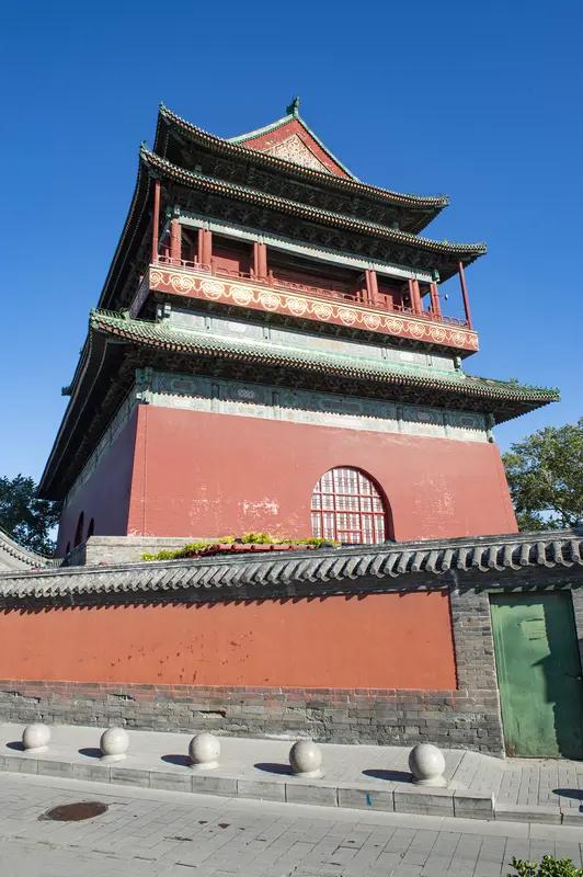 这便是位于北京中轴线最北端的鼓楼，它与对面的钟楼合称为钟鼓楼。沿着陡峭的楼梯拾级