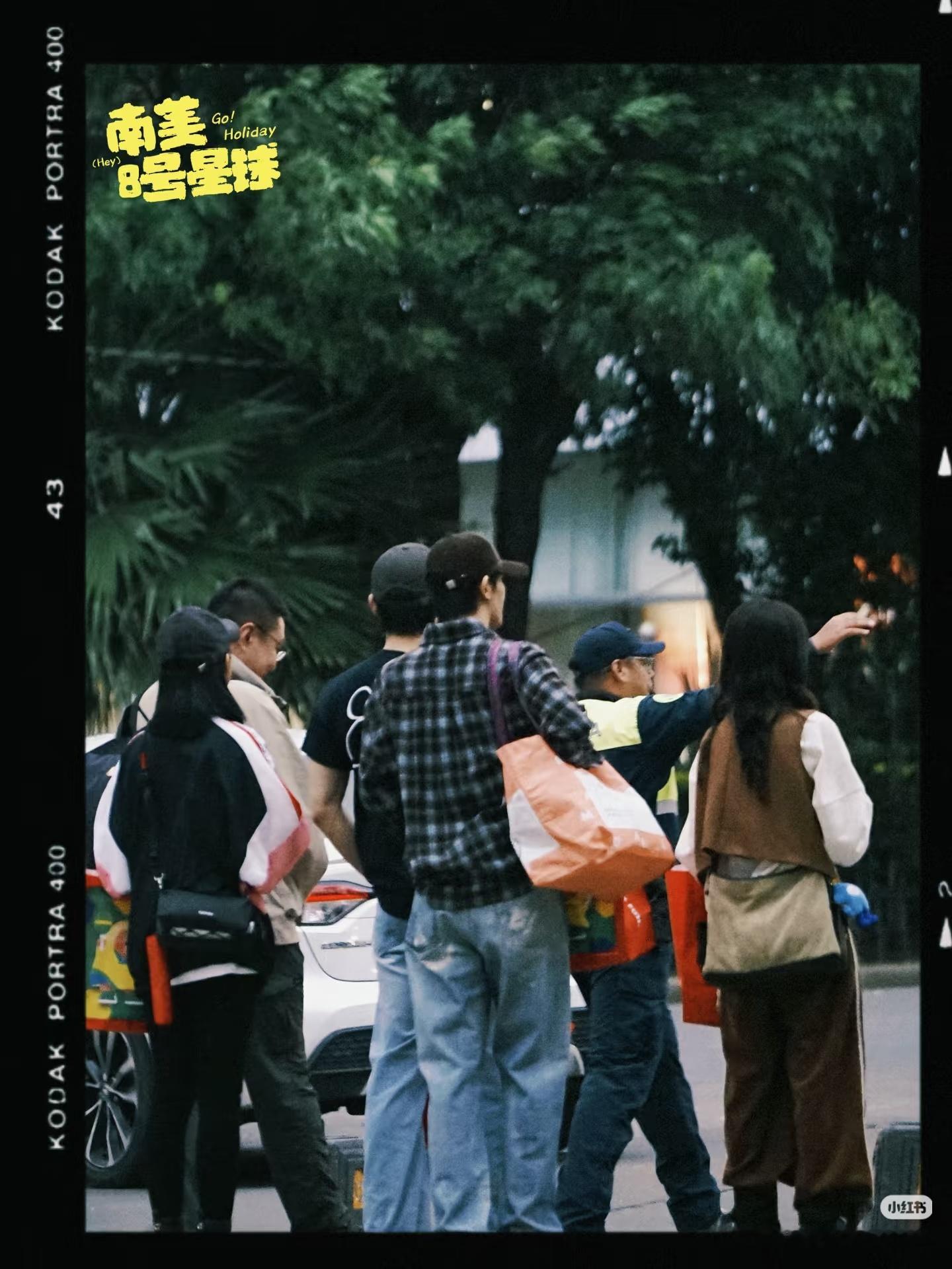 我在异乡的街道徘徊，听着完全陌生的对白邓为，那些叽里咕噜的语言，其实你并不陌生，