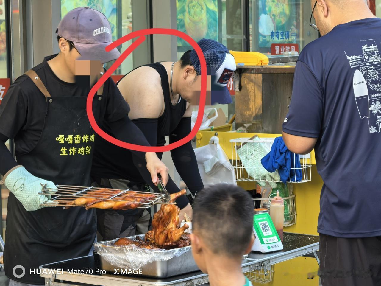 肥肉男如果换成肌肉男，鸡腿肉就会被1%的过客买走。
有衣服不穿，非要亮“块”，自