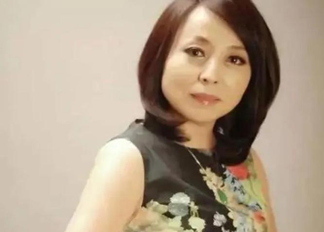 2010年，一个46岁的女老板不顾他人眼光，毅然决定和比自己小了19岁的下属结婚