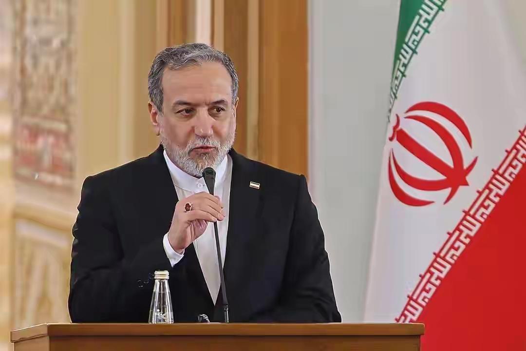 美双航母压境，伊朗外长放话这哪是服软啊，分明是一盘大棋。特朗普刚放话“未来数日可