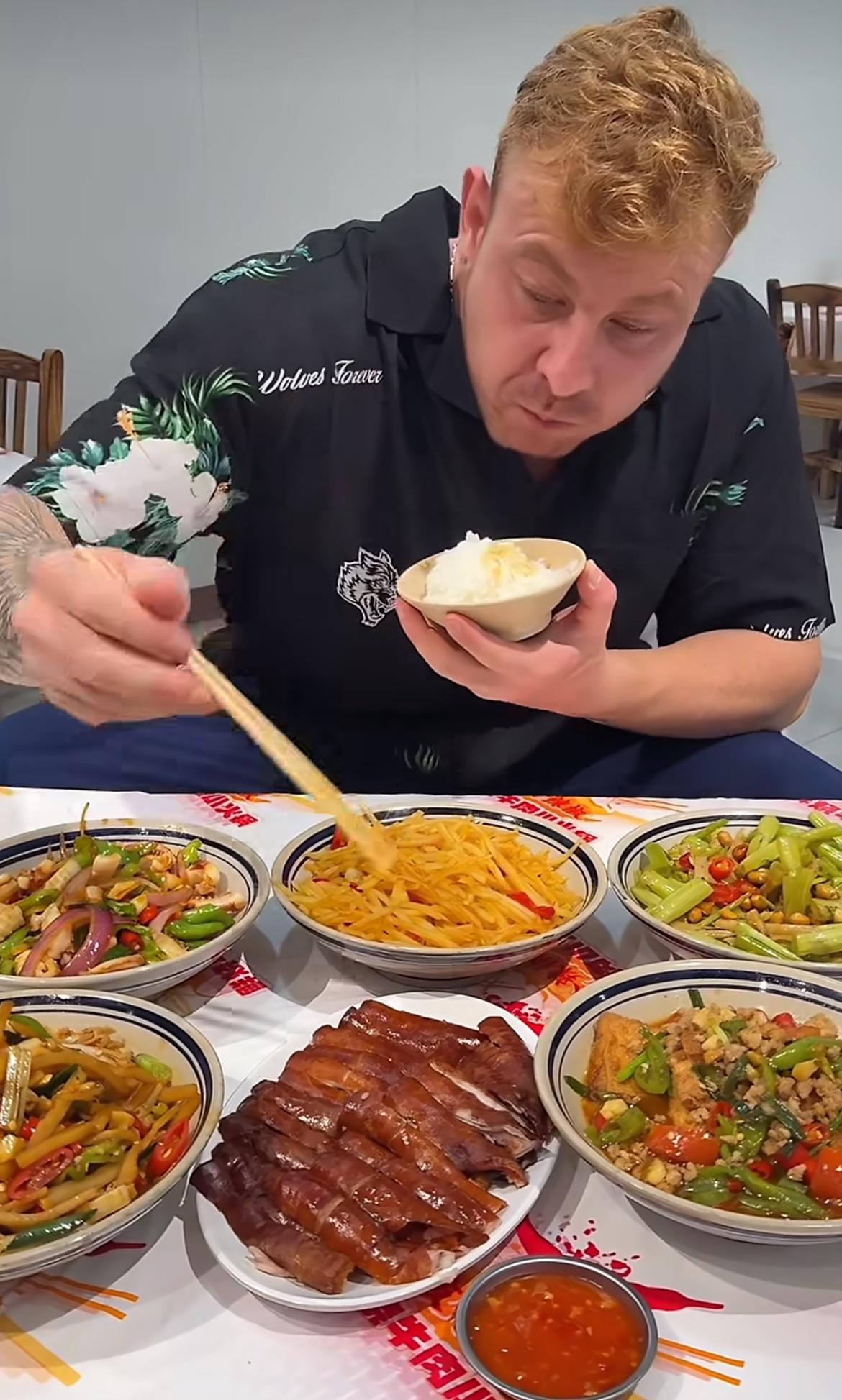 这个老外是真的很会吃，每次一个人吃饭都要点六个菜，感觉可以去做吃播了