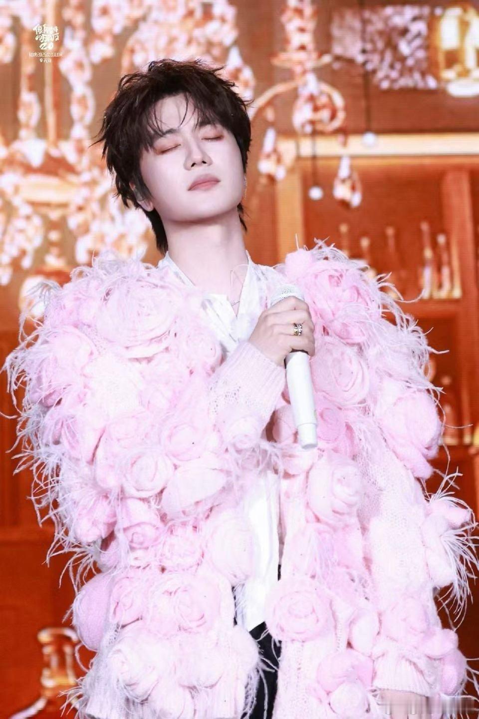 陆虎 一个有才的浪漫疯子 跨年必看陆虎演唱会！《限时礼物》唱哭粉丝，烤肠互换+胶