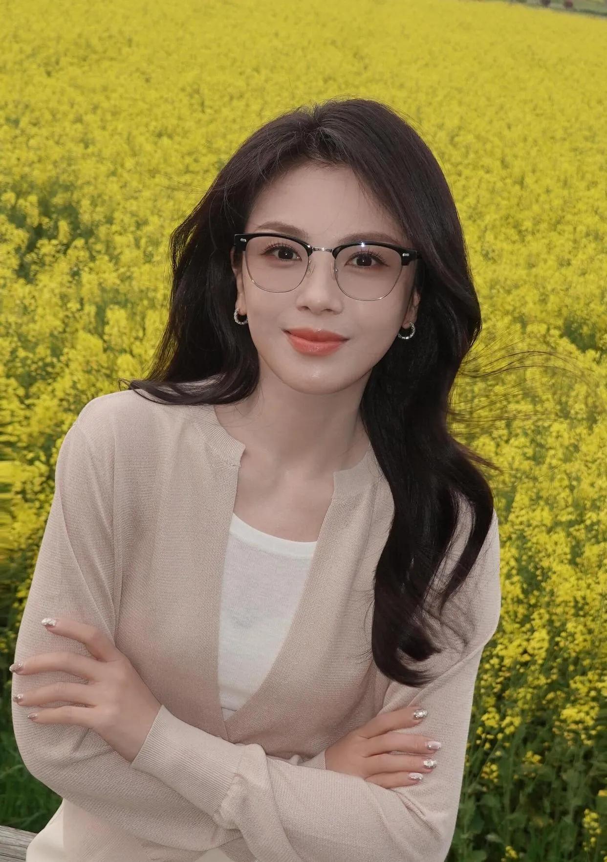 救命！刘涛这颜值和状态真的绝了！
裸色针织衫+阔腿裤，简单日常的穿搭硬是穿出了高