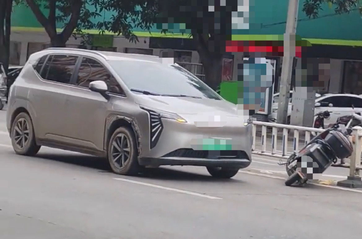 【玉林某银行红绿灯路口电车疑被车撞护栏旁】7月10日，网友爆料称：玉林市某银行门