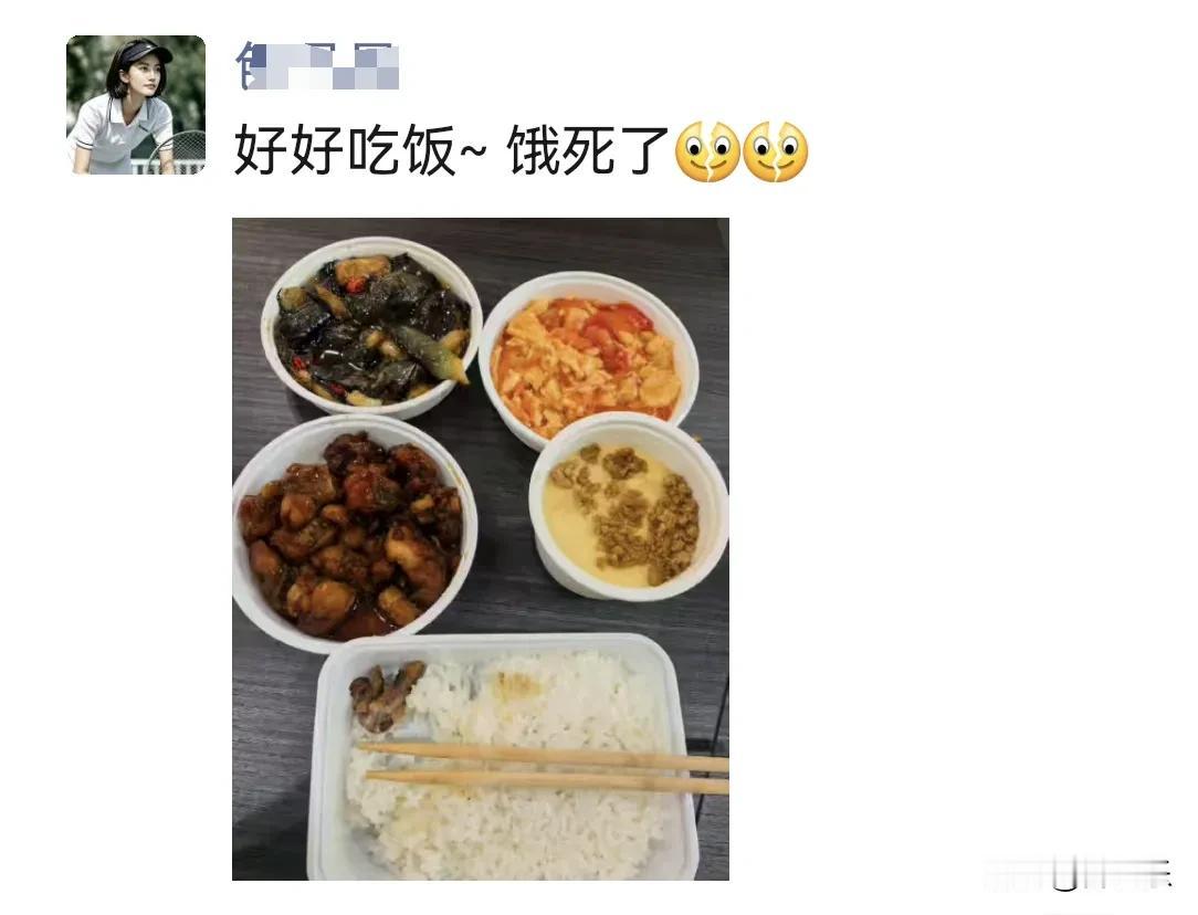 美女记者下午一点才吃上饭，每一口都是对自己的交代

看到朋友圈那照片，配文只有六