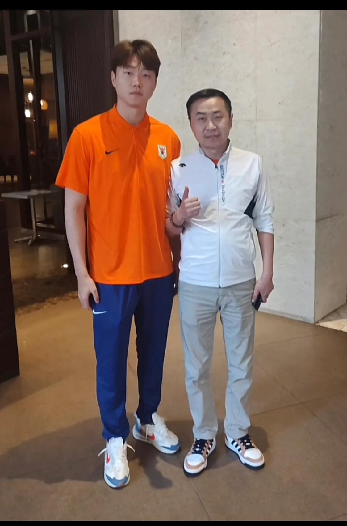 老黄海口发回照片，高准翼加入泰山队海口训练大本营，今天即将开始训练。
克雷桑估计