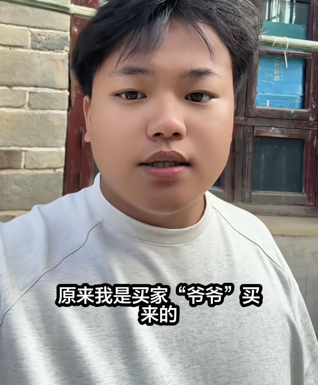 钟彬说，刚找到家的时候养父还劝过他，亲生父母这边条件不好，四个孩子，让他考虑清楚