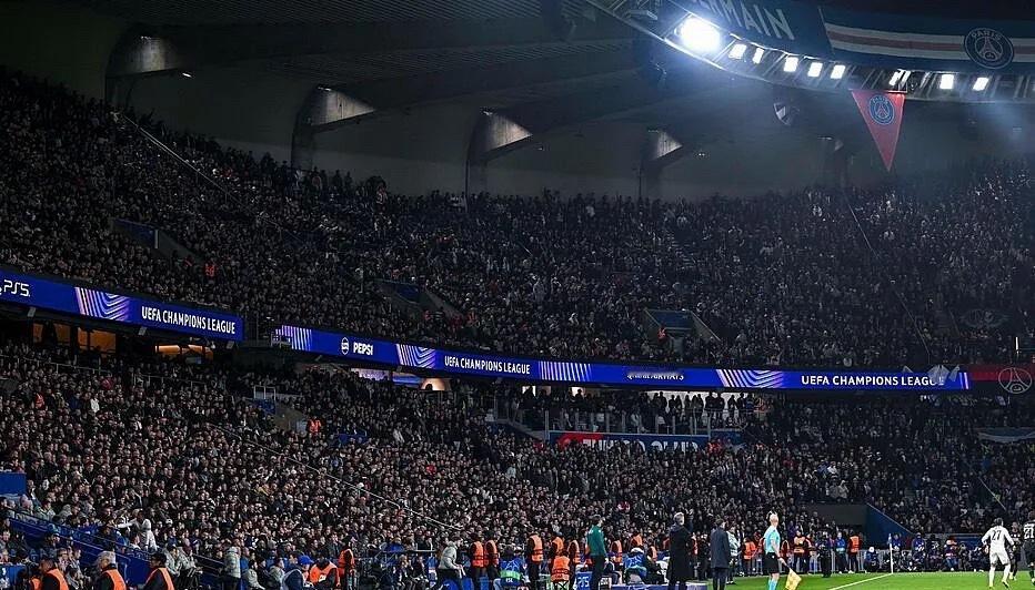 据《巴黎人报》报道，巴黎圣日耳曼的比赛门票因其稀缺性而备受追捧，这也使其成为了诈