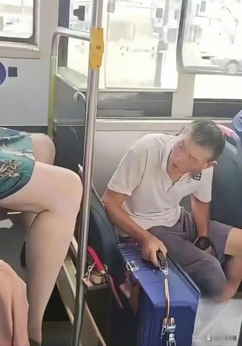 喂！大叔干嘛呢？“颈椎康复训练”咱可不能这么玩[笑哭]

这天公交车上不算太挤，