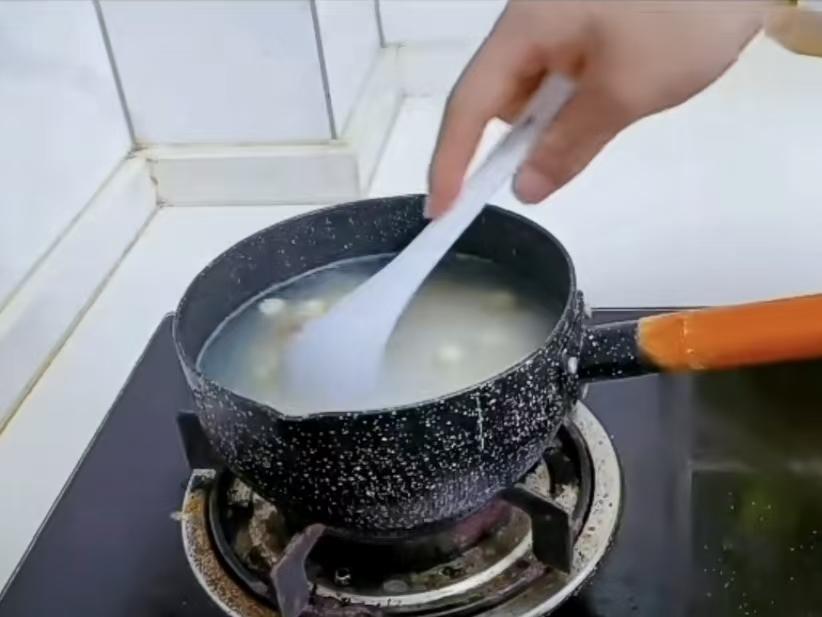 塞鸿秋·晨炊自乐
晨钟催起晨光透，
轻趋厨舍身姿秀。
盆揉面絮盐和溜，
罐煨鲜羹