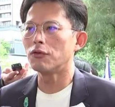 黄国昌宣布即将访美，我觉得他这个操作非常搞笑，显然他是想要通过安排一次访美行程来