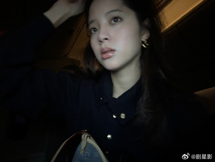 欧阳娜娜发了2025年的自拍  欧阳娜娜发了2025年的好多的自拍！真的是美美的