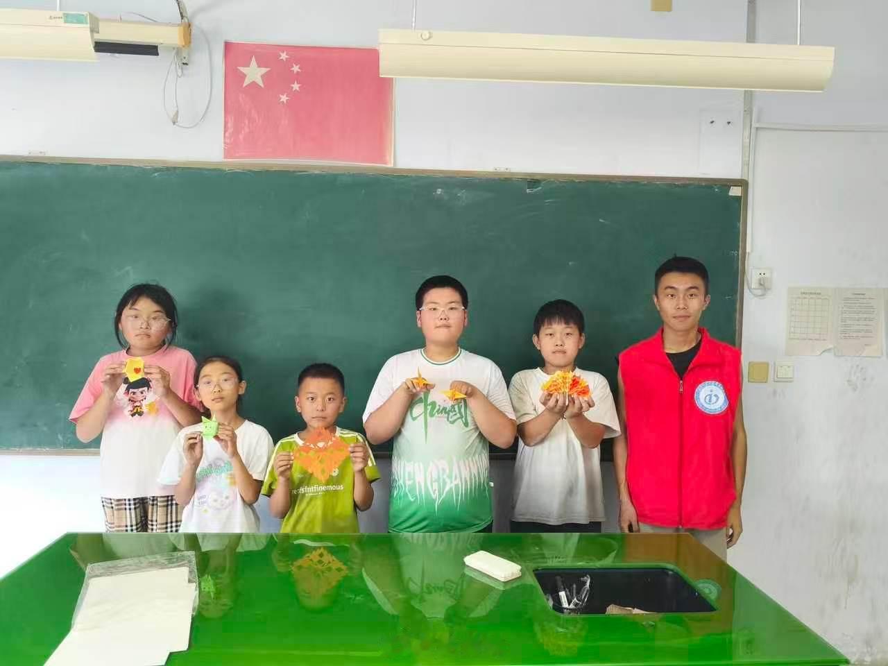 【巧手润童心，艺彩伴盛夏】盛夏时节，童趣相伴。2026年8月，曲阜师范大学“以智