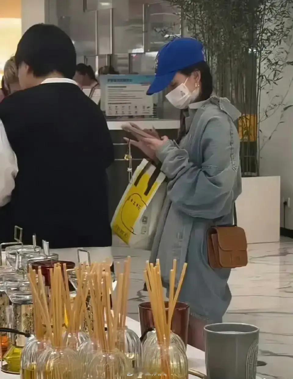 网友偶遇宋祖儿，大声说了一句：偷税漏税……还能再尴尬点吗[苦涩] ​​​