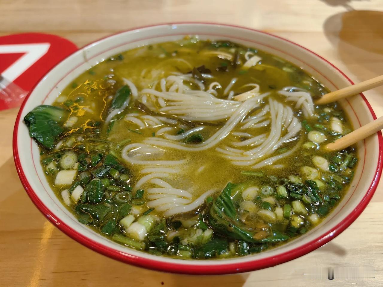 以后在街上尽量不要吃饭。外面的饭菜基本上都是味精，鸡精调成品的，昨天吃的我恶心。