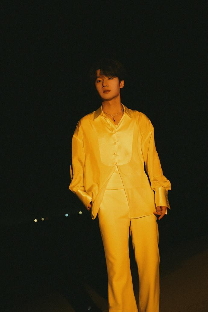 #蒋敦豪丝绸白衬衫##蒋敦豪海边全白look# 蒋敦豪身着白衬衫漫步海边，全白造