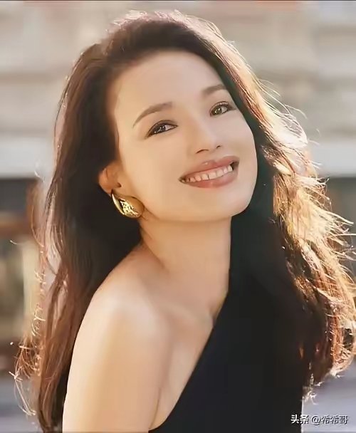 主持人问舒淇：“你当年拍全裸写真集，是怎么下定决心的？”舒淇没绕弯子，直接答：“