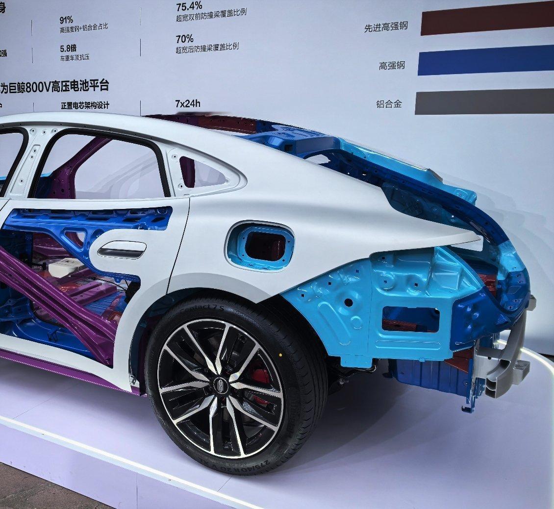 试驾完Z7发现，看不见的白车身很有料啊。采用十三横五纵笼式硬核车身架构，像一张立