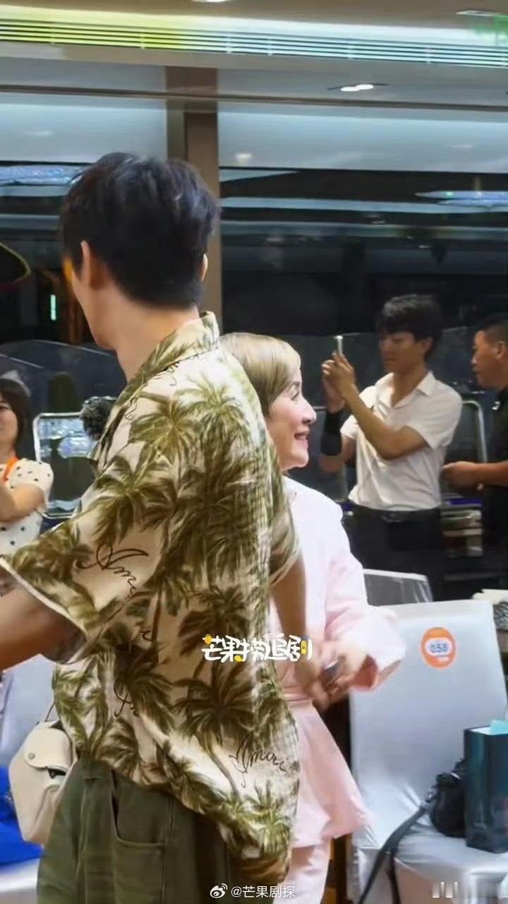 邓为吴君如牵手一起过安检邓为牵吴君如过安检花少路透 ，邓为，吴君如牵手过安检 