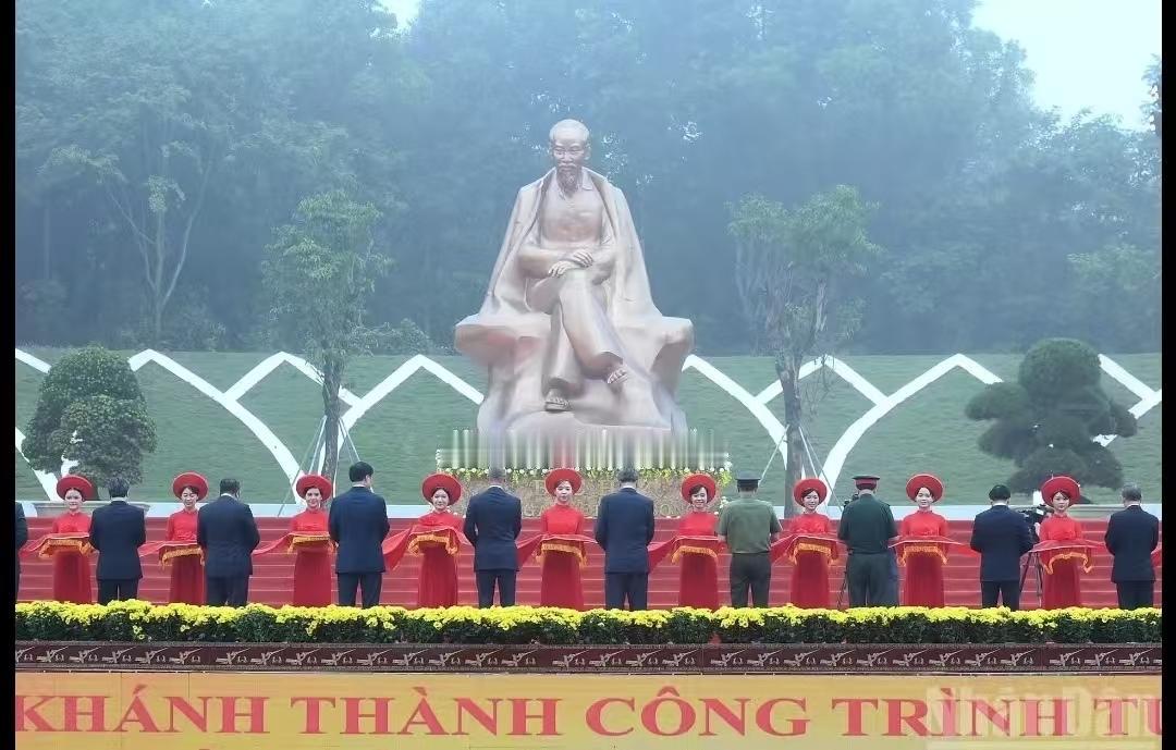 不简单，苏林携越南高层出席胡志明塑像落成仪式。

从现场可以看到，苏林在剪彩时非