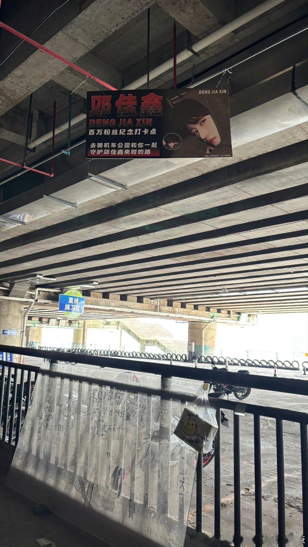 邓佳鑫发泡泡安慰被破坏的回忆，还好有你安慰我们，未来我们一定要创造更多属于我们的