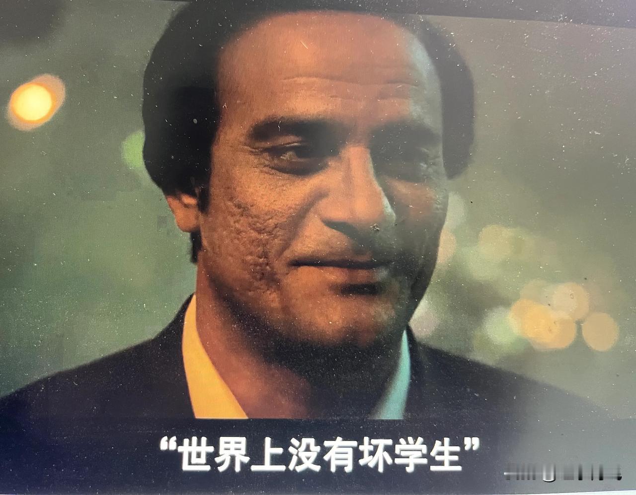 看到印度电影里面的这样一个场景，老师把数学出得太难了，学生们不会做包括别的老师也