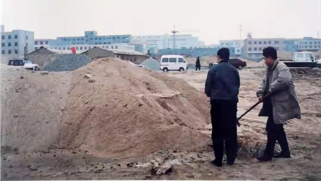 尘封25年的工地命案告破！警方筛净23.7斤血沙，真凶藏在家具厂

一桩埋在沙堆