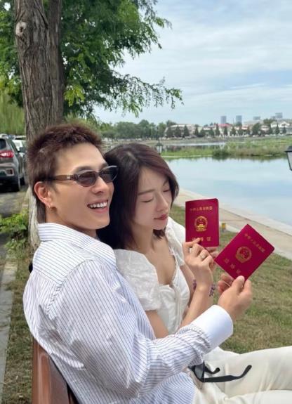 吴谨言约饭于正坦白结婚 吴谨言约于正吃饭时，于正洞察姐姐意图称：“是不是要结婚？