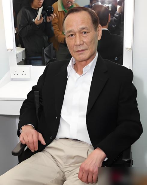 真古惑仔的极致浪漫不是砍翻整条街，而是家里搜出枪时，老婆推开警察说“这玩意儿是我