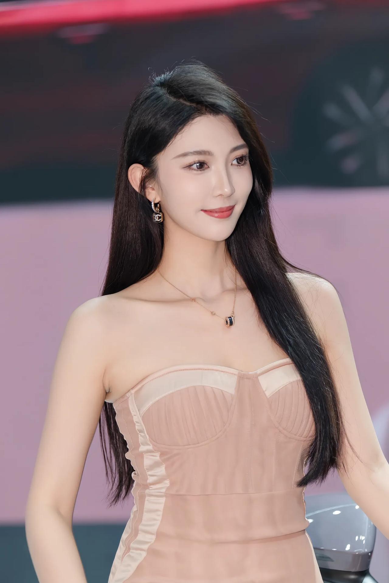 优雅气质，甜美笑容，时尚穿搭，闪耀舞台。高颜值美女车模兰灵王。